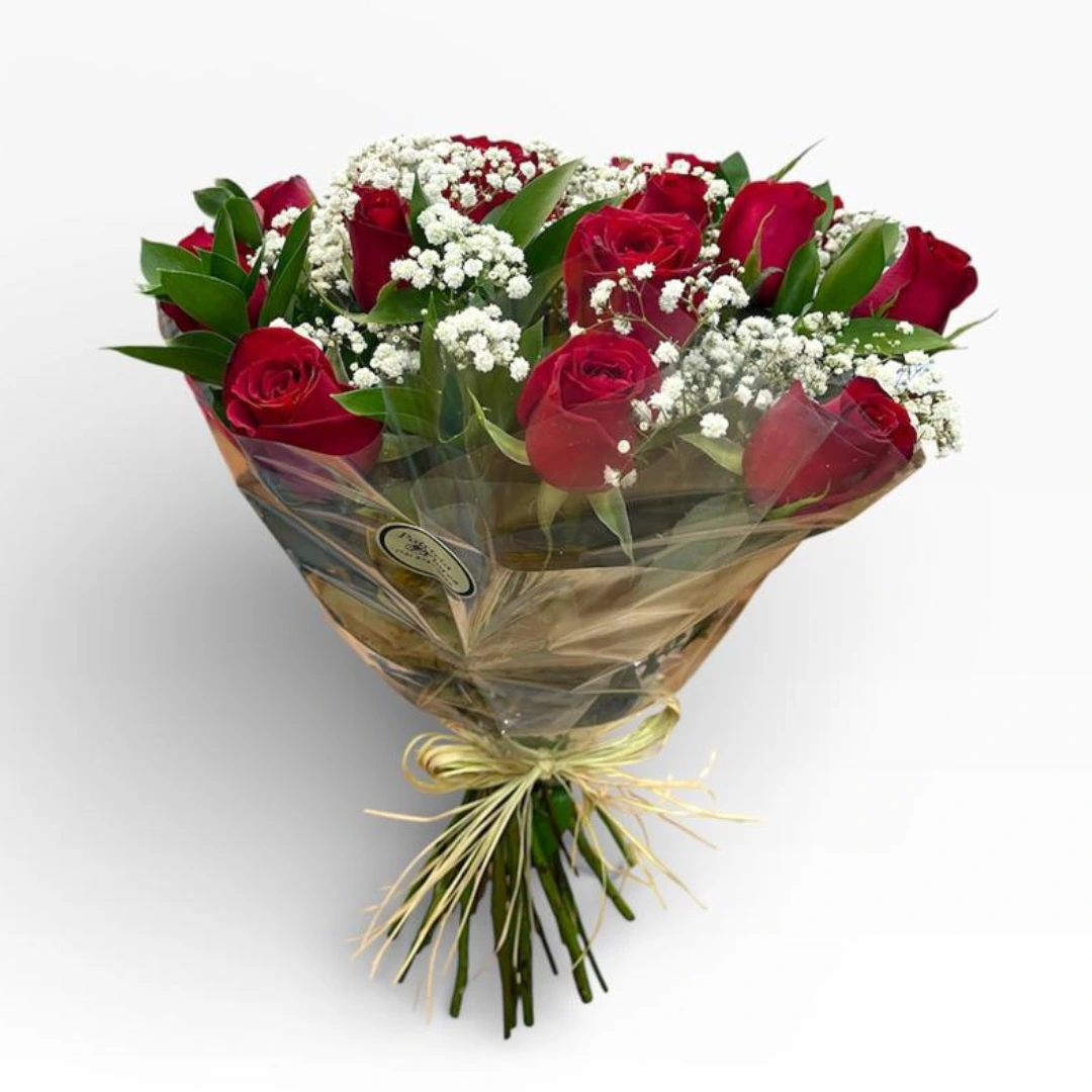 Buque Tradicional com 12 Rosas, Ruscos e Gypsofila